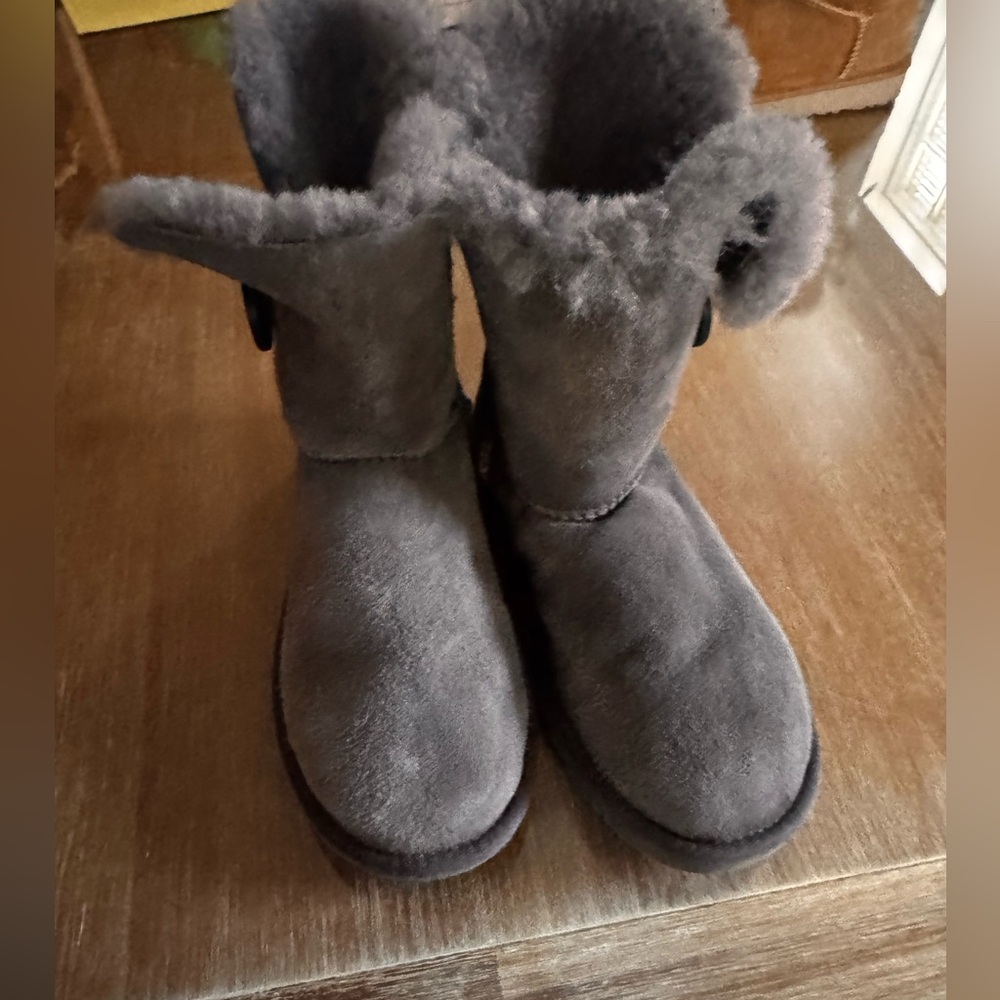 Women’s grey Bailey button uggs size 5 recently dry cleaned